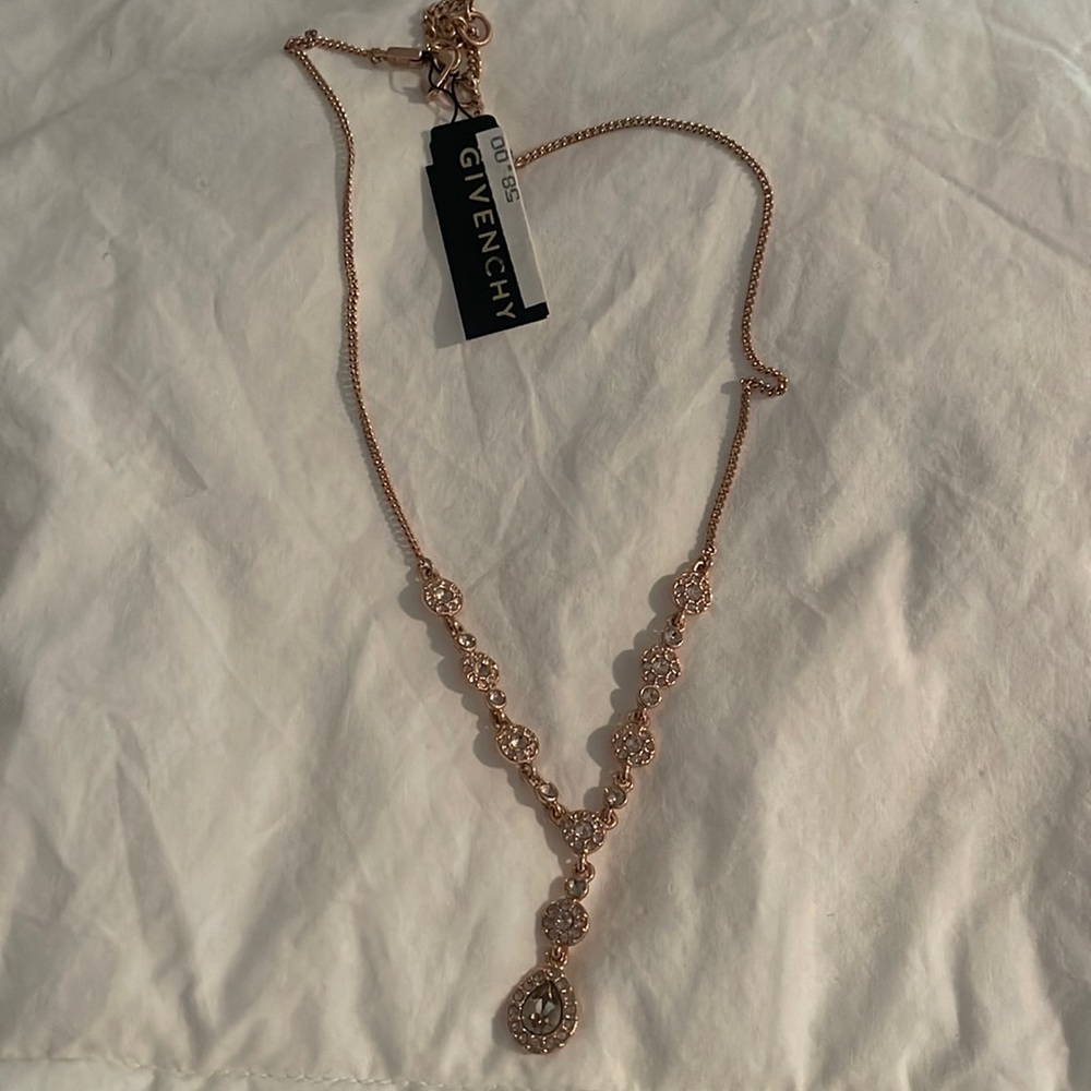 NWT GIVENCHY
Crystal Y Necklace
✨ Rose Gold • Sparkling Crystals